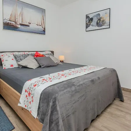 Mutak By Interhome * Vir